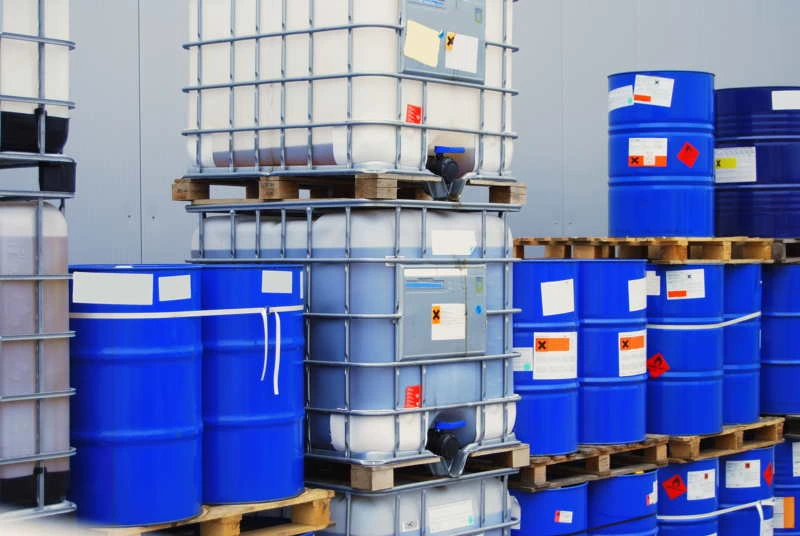 Bidones de combustibles y lubricantes Repsol y Matrax en almacén industrial de Gipuzkoa