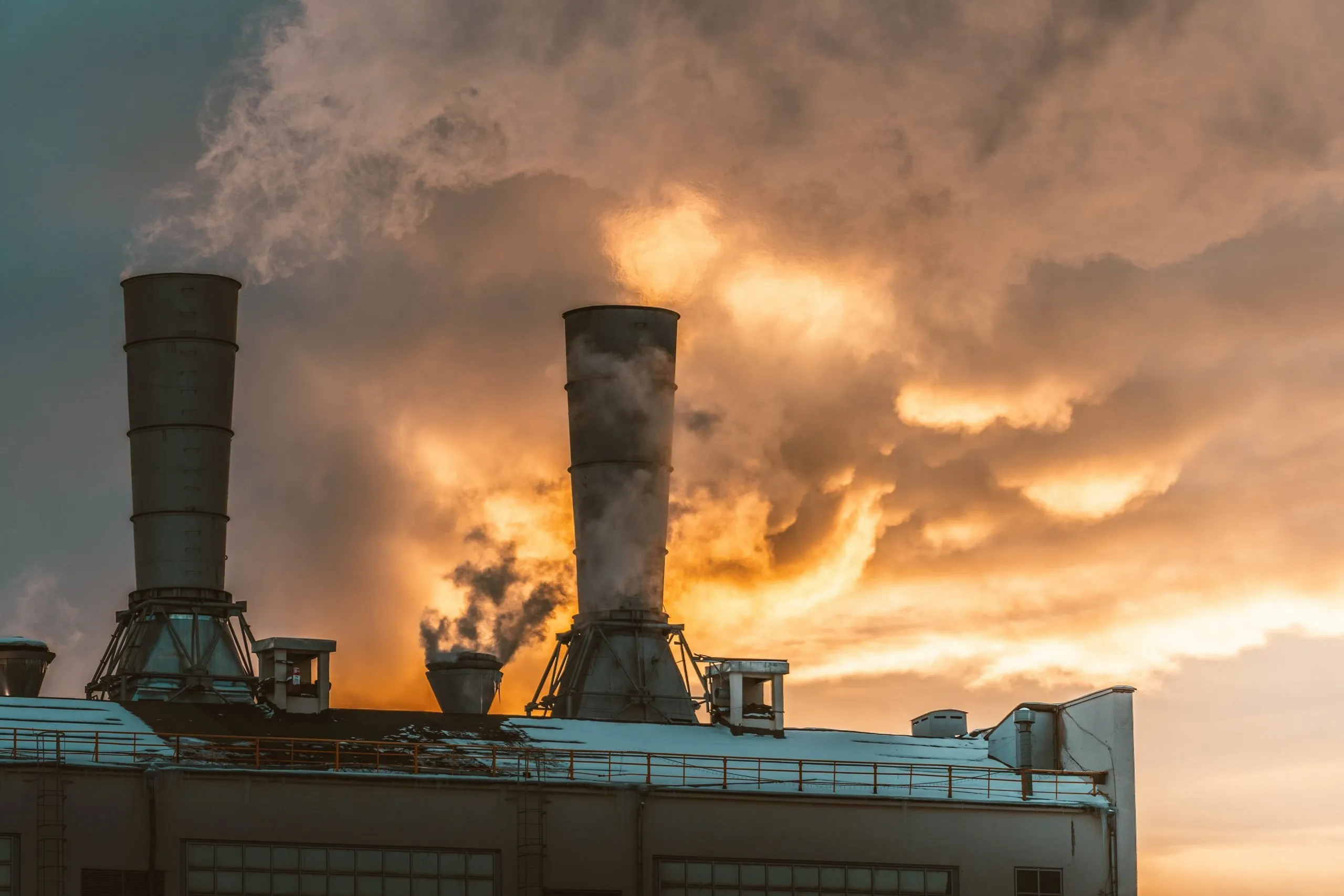 Industria al atardecer en Gipuzkoa con suministro de gasóleo profesional para empresas y maquinaria