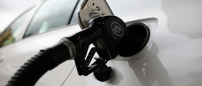 SAN RAFAEL, CA - DECEMBER 16: Gas is pumped into a car at a Valero gas station on December 16, 2008 in San Rafael, California. The national average price for a gallon of regular gasoline fell three-tenths of a penny on Monday to $1.66 per gallon as oil remains near $45 a barrel, according to the American Automobile Association (AAA).   Justin Sullivan/Getty Images/AFP
== FOR NEWSPAPERS, INTERNET, TELCOS & TELEVISION USE ONLY ==